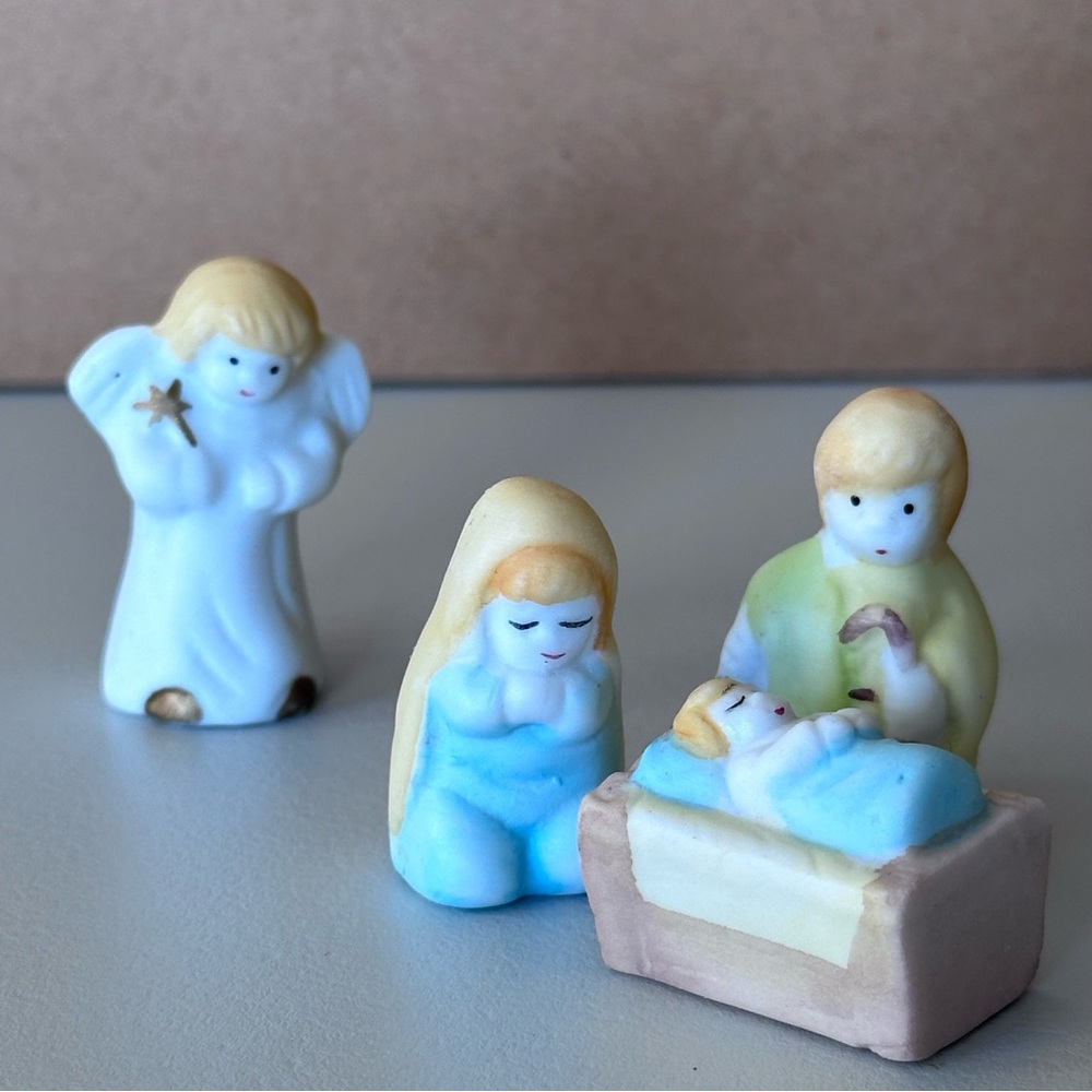 Nativity Set Miniature Ceramic 11 piece. sz 2”- .8”